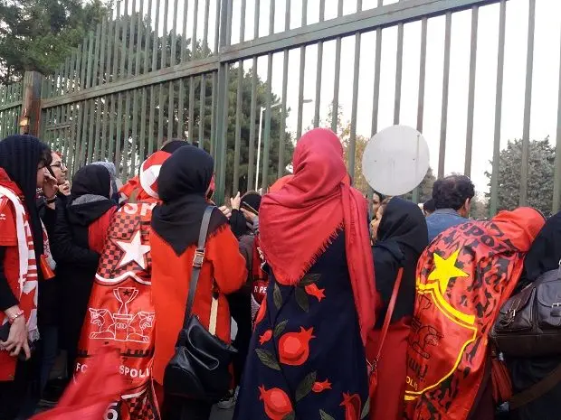 روایتی از دختران پشت استادیوم آزادی؛ از ساعت‌ها صف تا تهدید به خوردن توسط گرگ‌!