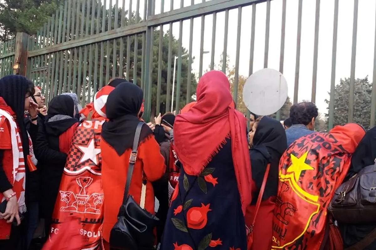 روایتی از دختران پشت استادیوم آزادی؛ از ساعتها صف تا تهدید به خوردن توسط گرگ!