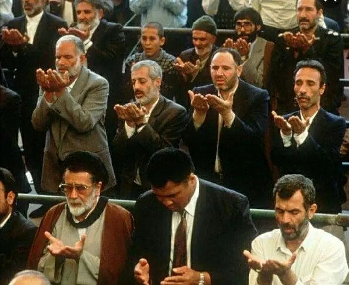 (تصویر) محمد علی کلی در صف نماز جمعه تهران