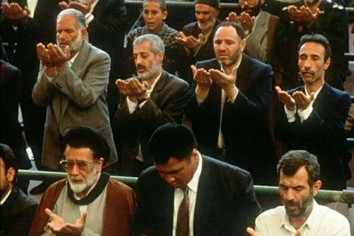 (تصویر) محمد علی کلی در صف نماز جمعه تهران