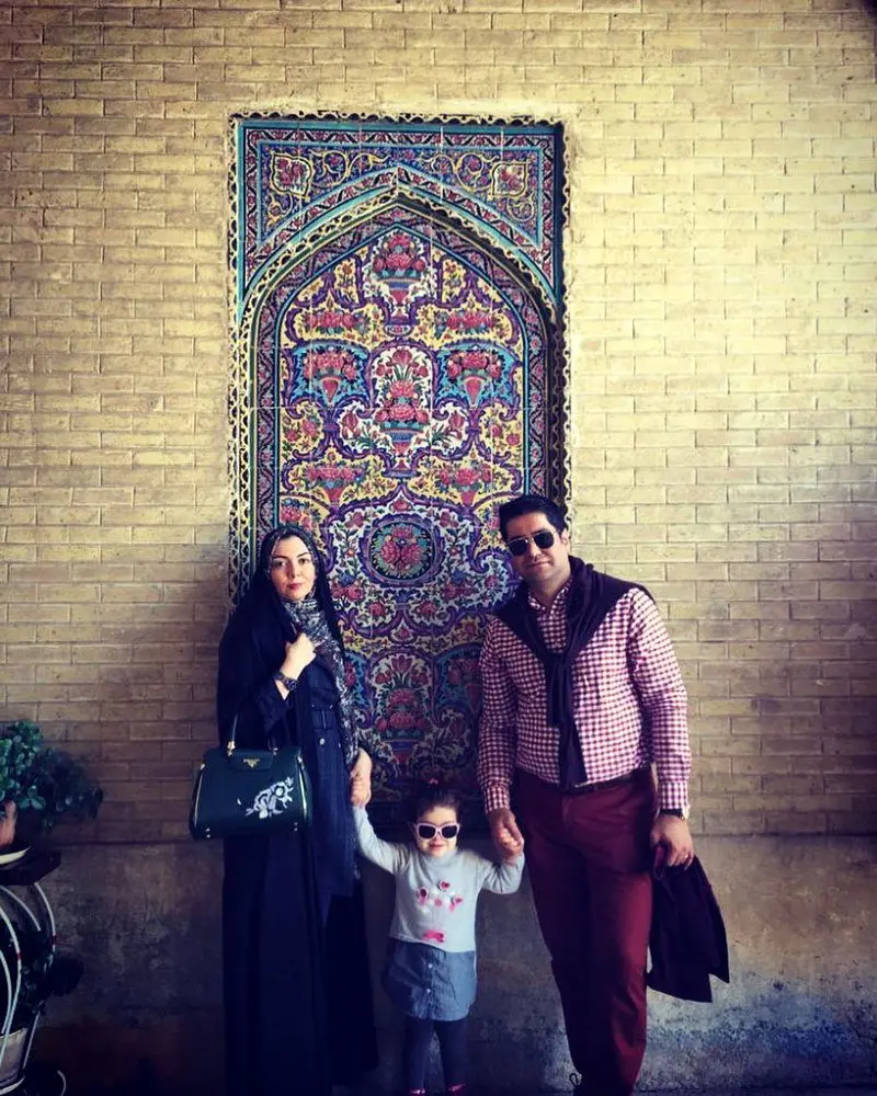 (تصویر) آزاده نامداری به همراه همسر و دخترش در شیراز