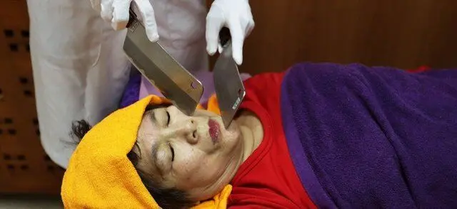 (تصاویر) ماساژ چاقو در تایوان!