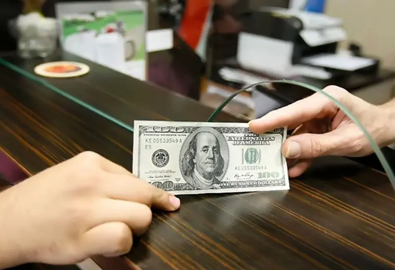 بانک مرکزی: صادرکنندگان ارزشان را به صرافی‌های مجاز بفروشند