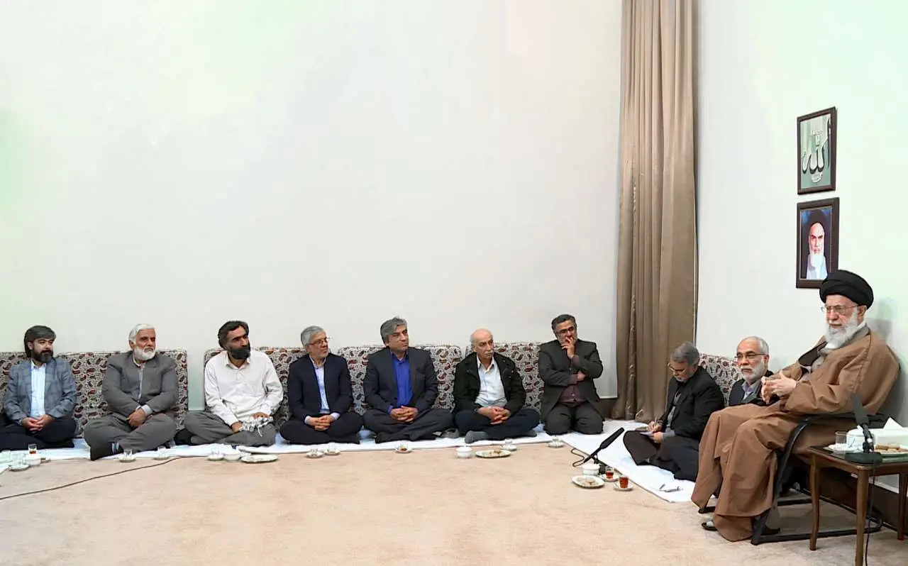 (تصاویر) دیدار جمعی از هنرمندان با رهبر انقلاب
