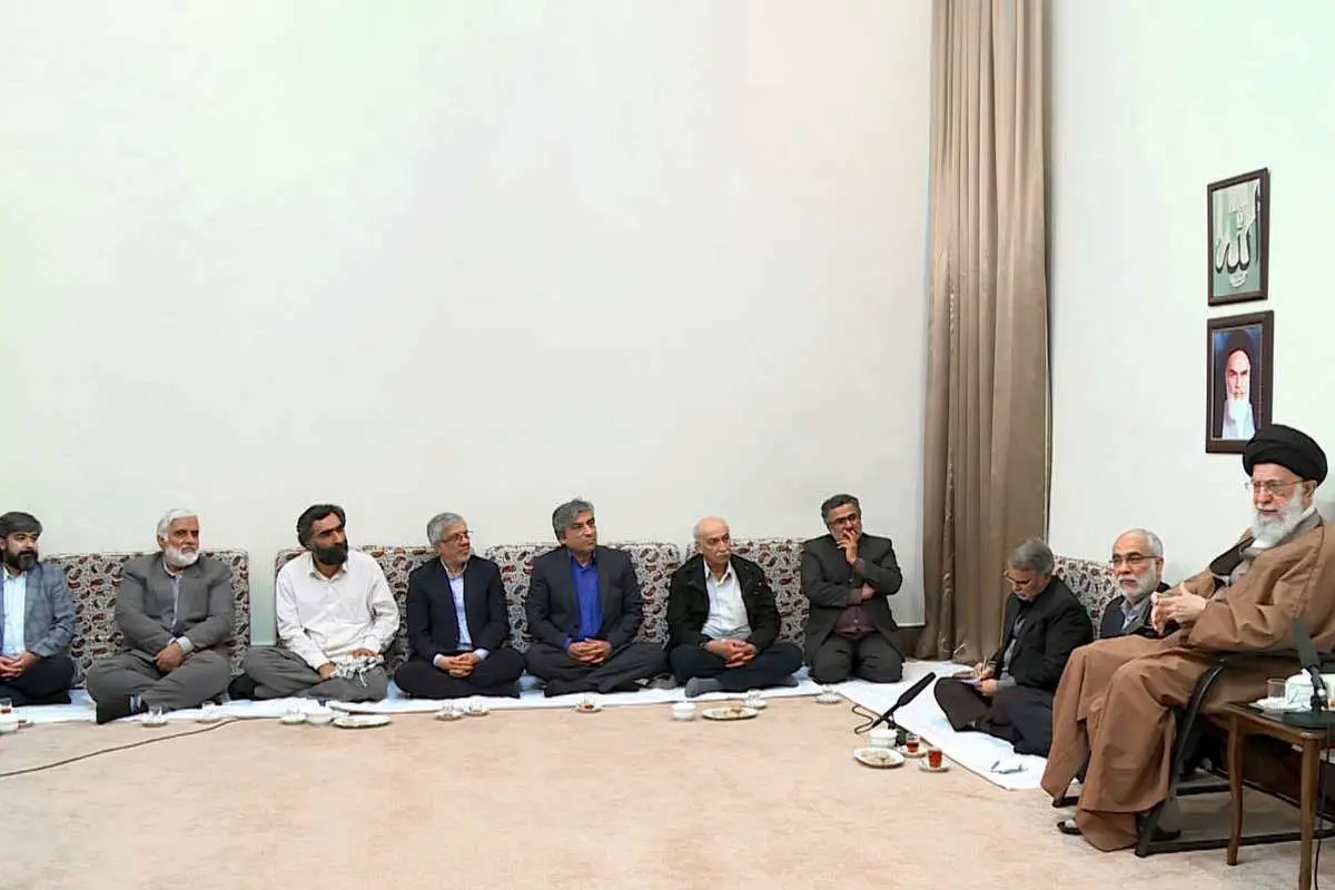 (تصاویر) دیدار جمعی از هنرمندان با رهبر انقلاب