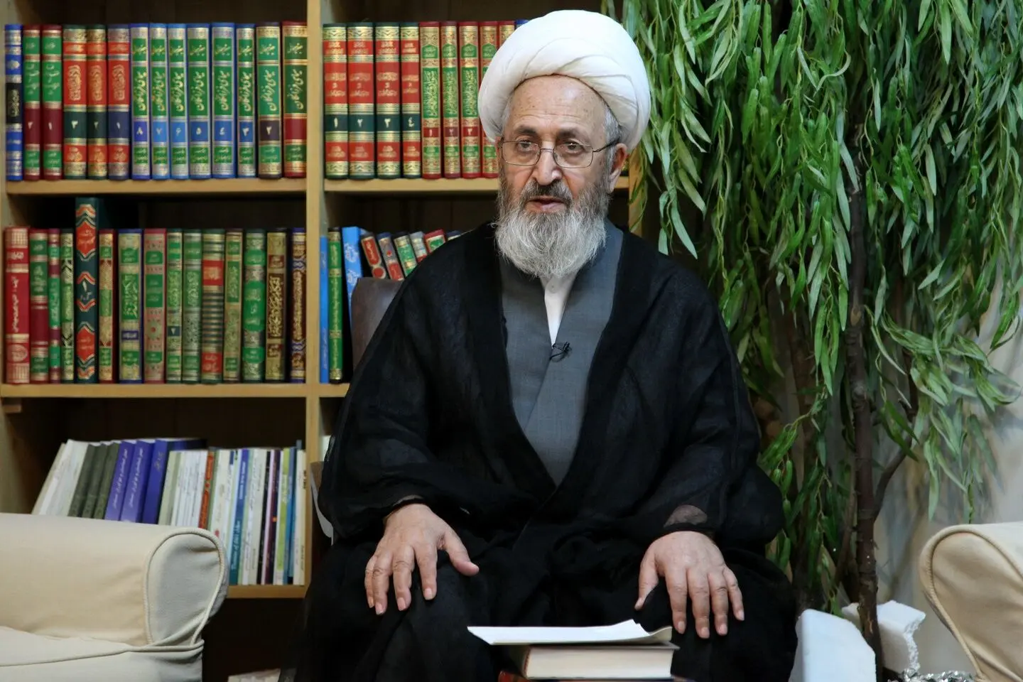 آیت الله سبحانی: بازی دختران با کلاه‌گیس در تئاتر شایسته نیست