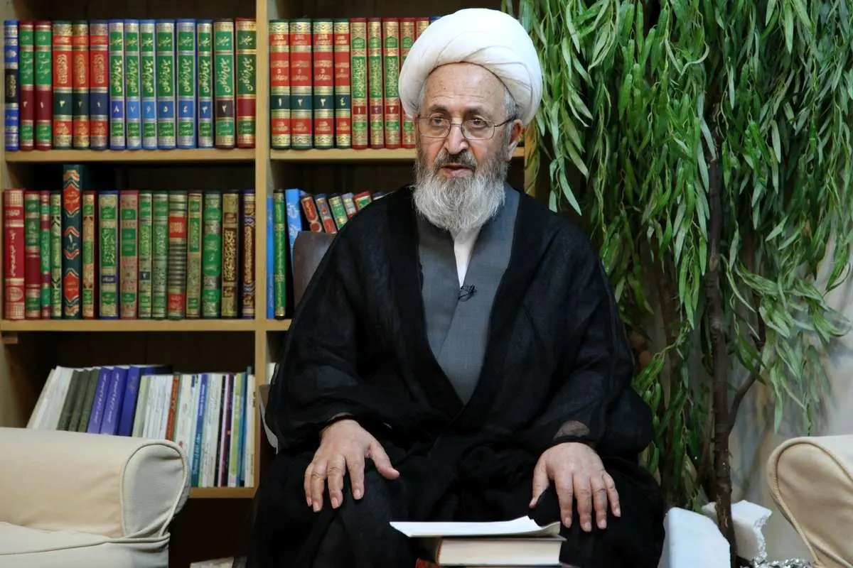 آیت الله سبحانی: بازی دختران با کلاهگیس در تئاتر شایسته نیست