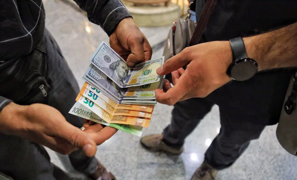 تشکیل صف‌های فروش مقابل صرافی‌ها