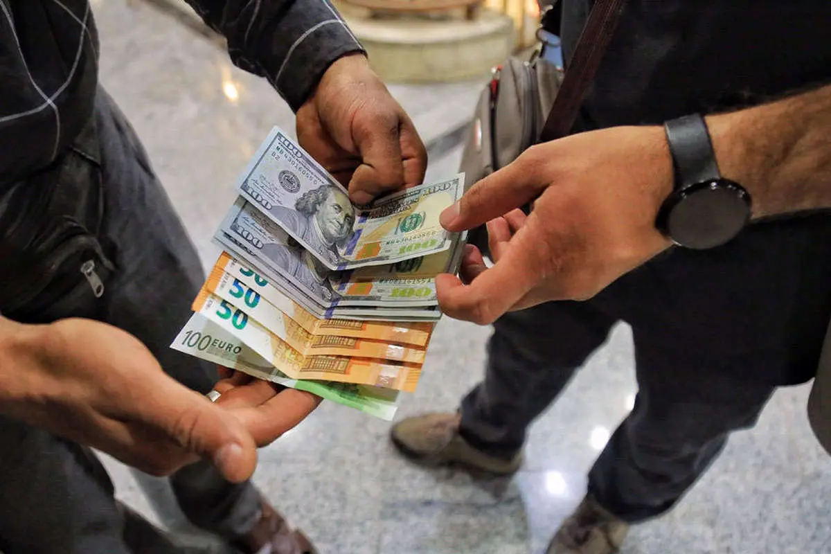 تشکیل صفهای فروش مقابل صرافیها