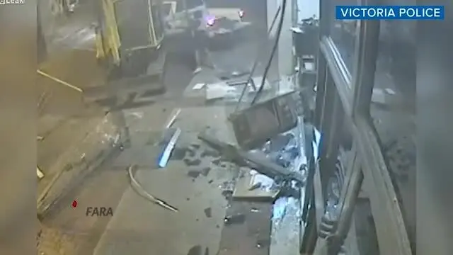 (ویدیو) سرقت از بانک با بیل مکانیکی!