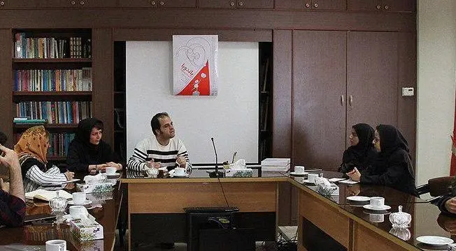 به تئاتر که می‌رسد همه چیز ممنوع است!