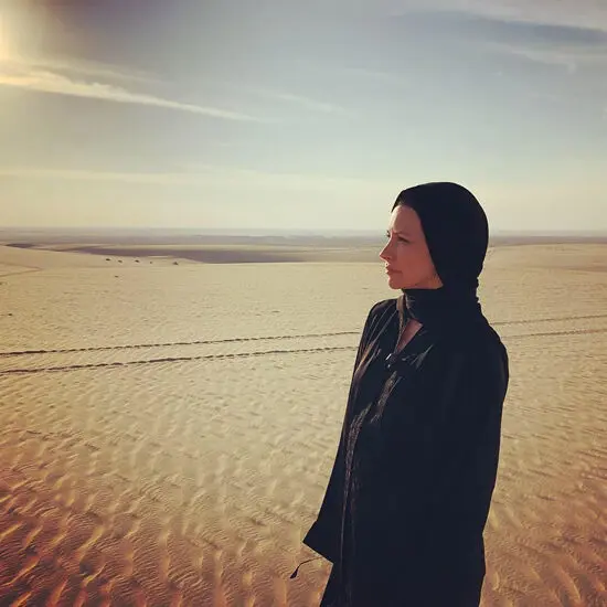 (تصاویر) حضور بازیگر زن معروف کانادایی در نماز جماعت!