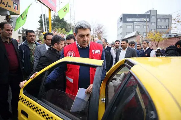 (تصاویر) حناچی با تاکسی به محل کار رفت