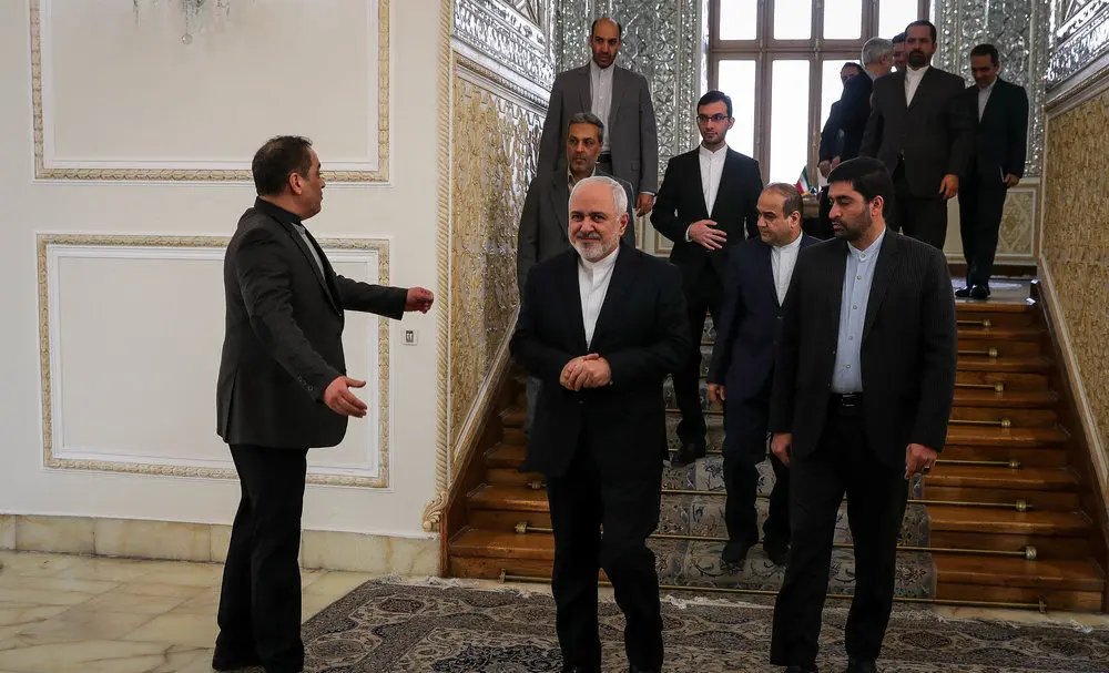 (تصاویر) سکنات ظریف در استقبال از عضو ارشد حماس