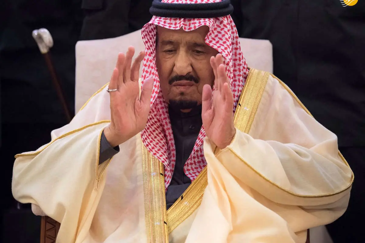 (تصاویر) اندوه ملک سلمان در تشییع جنازه برادرش