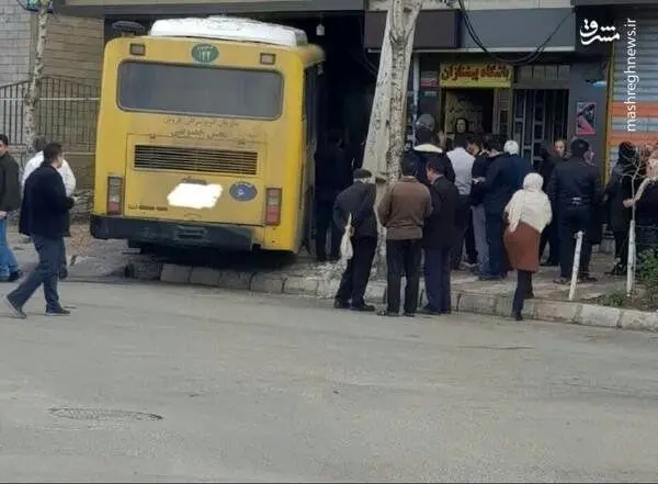 (تصویر) ورود اتوبوس به قنادی در قزوین!