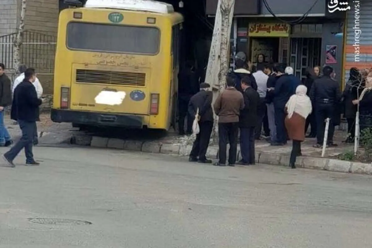 (تصویر) ورود اتوبوس به قنادی در قزوین!