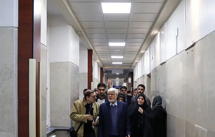 (تصاویر) فریاد مادر یک دانشجو بر سر عارف در بیمارستان