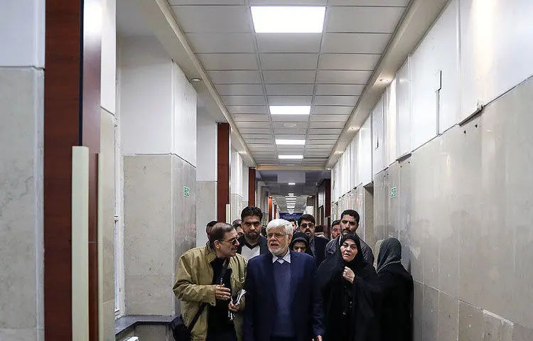 (تصاویر) فریاد مادر یک دانشجو بر سر عارف در بیمارستان