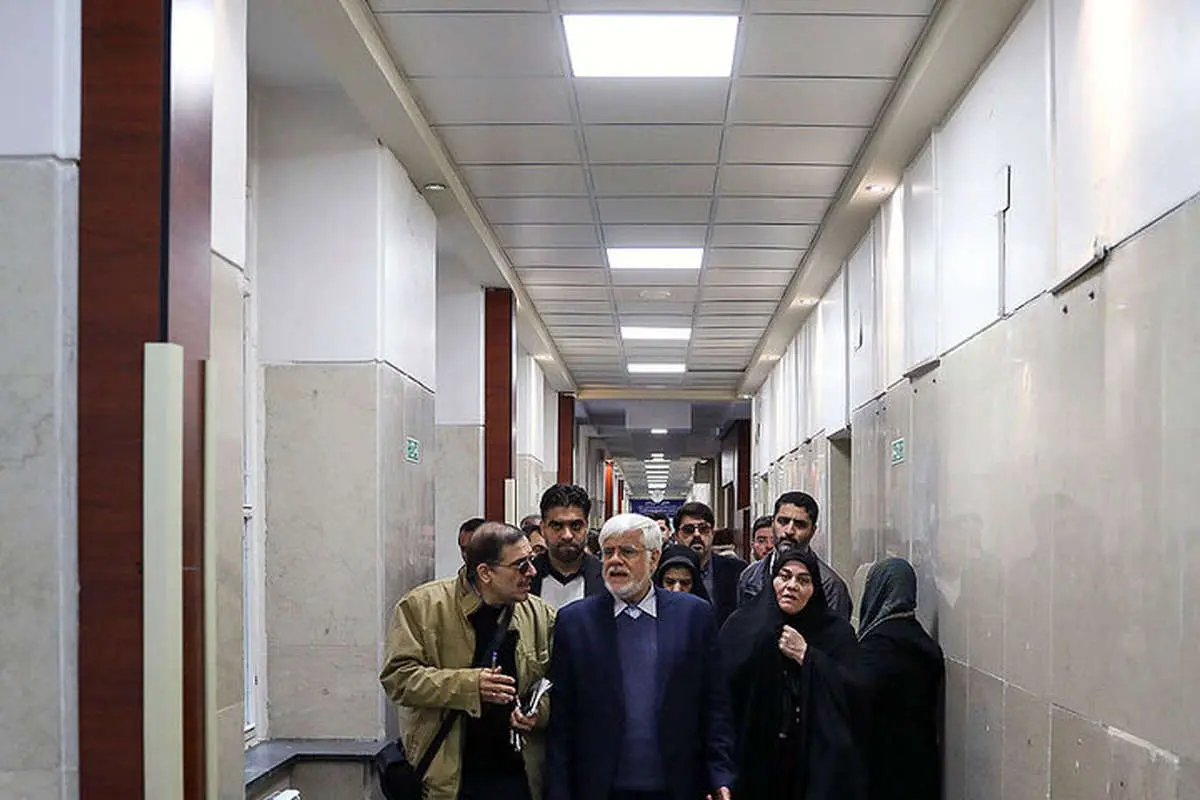 (تصاویر) فریاد مادر یک دانشجو بر سر عارف در بیمارستان