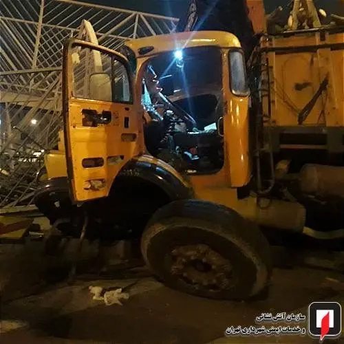 (تصاویر) برخورد کامیون با پایه پل عابر در بزرگراه بسیج