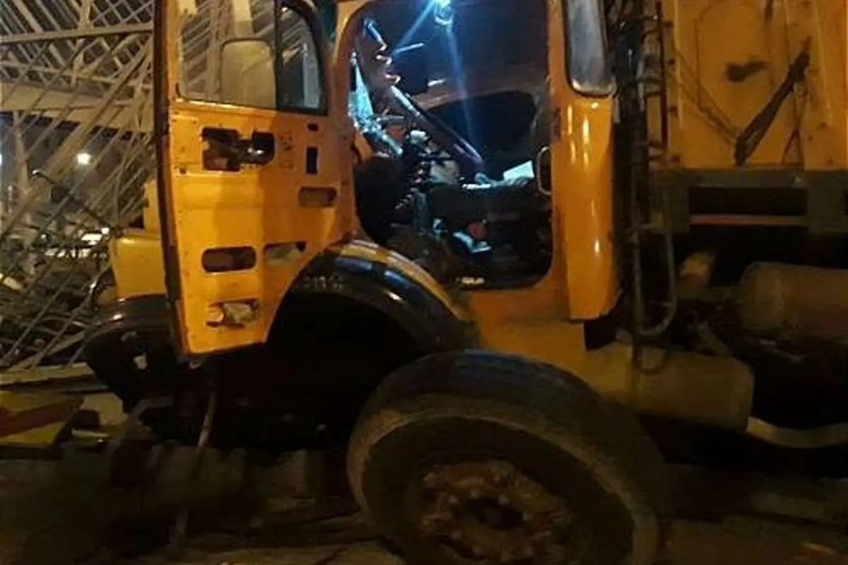 (تصاویر) برخورد کامیون با پایه پل عابر در بزرگراه بسیج