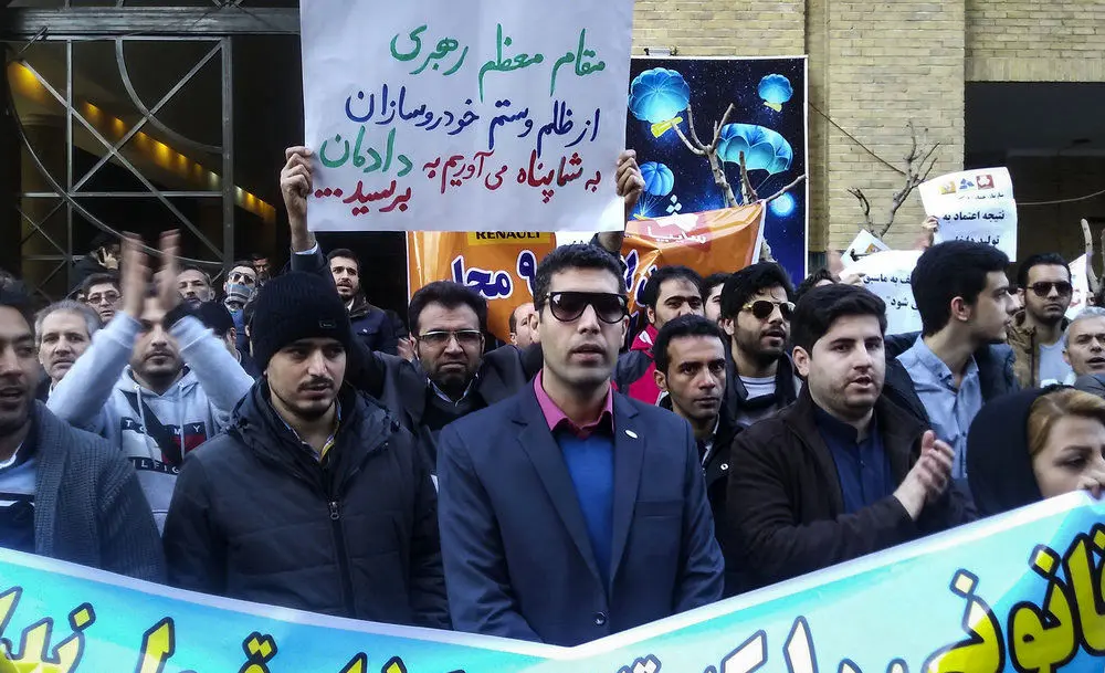 (تصاویر) تجمع مشتریان خودروسازان مقابل وزارت صنعت