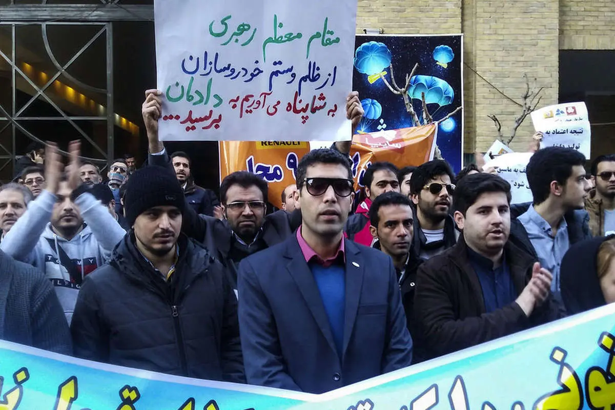 (تصاویر) تجمع مشتریان خودروسازان مقابل وزارت صنعت