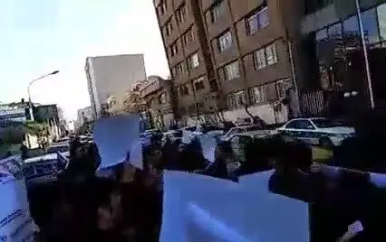 (ویدئو) تجمع مشتریان خودروسازها مقابل وزارت صنعت