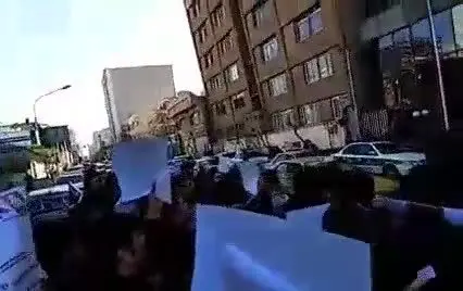 (ویدئو) تجمع مشتریان خودروسازها مقابل وزارت صنعت