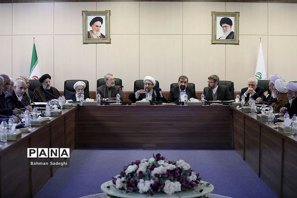 (تصاویر) جایگاه رئیسی در نشست مجمع خبرساز شد