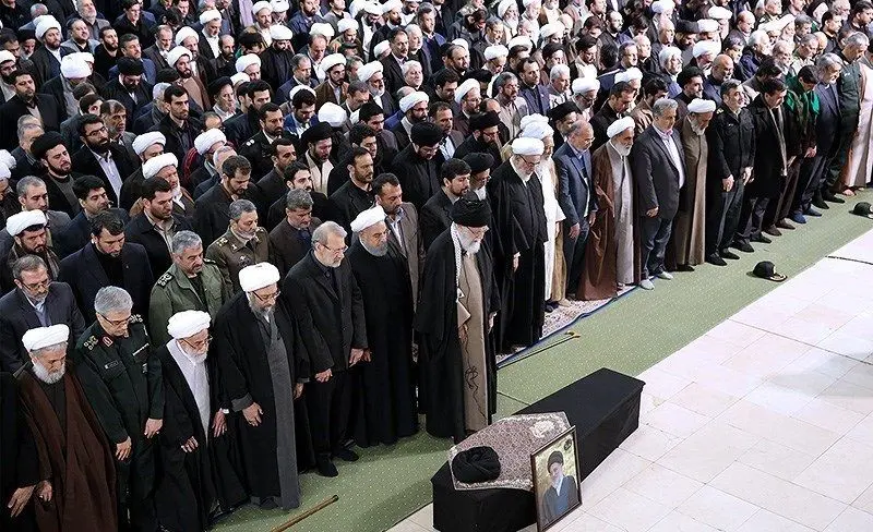 ۸ شخصیتی که رهبر انقلاب بر پیکر آن‌ها اقامه نماز کردند
