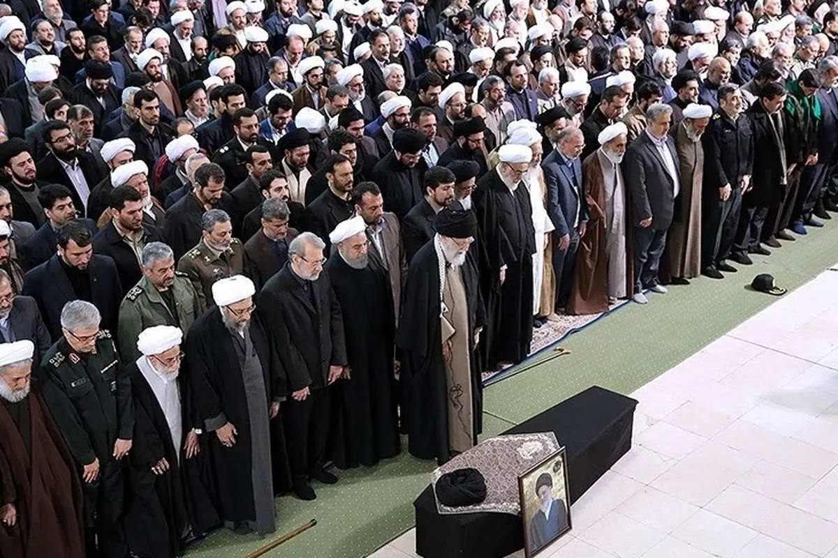 ۸ شخصیتی که رهبر انقلاب بر پیکر آنها اقامه نماز کردند