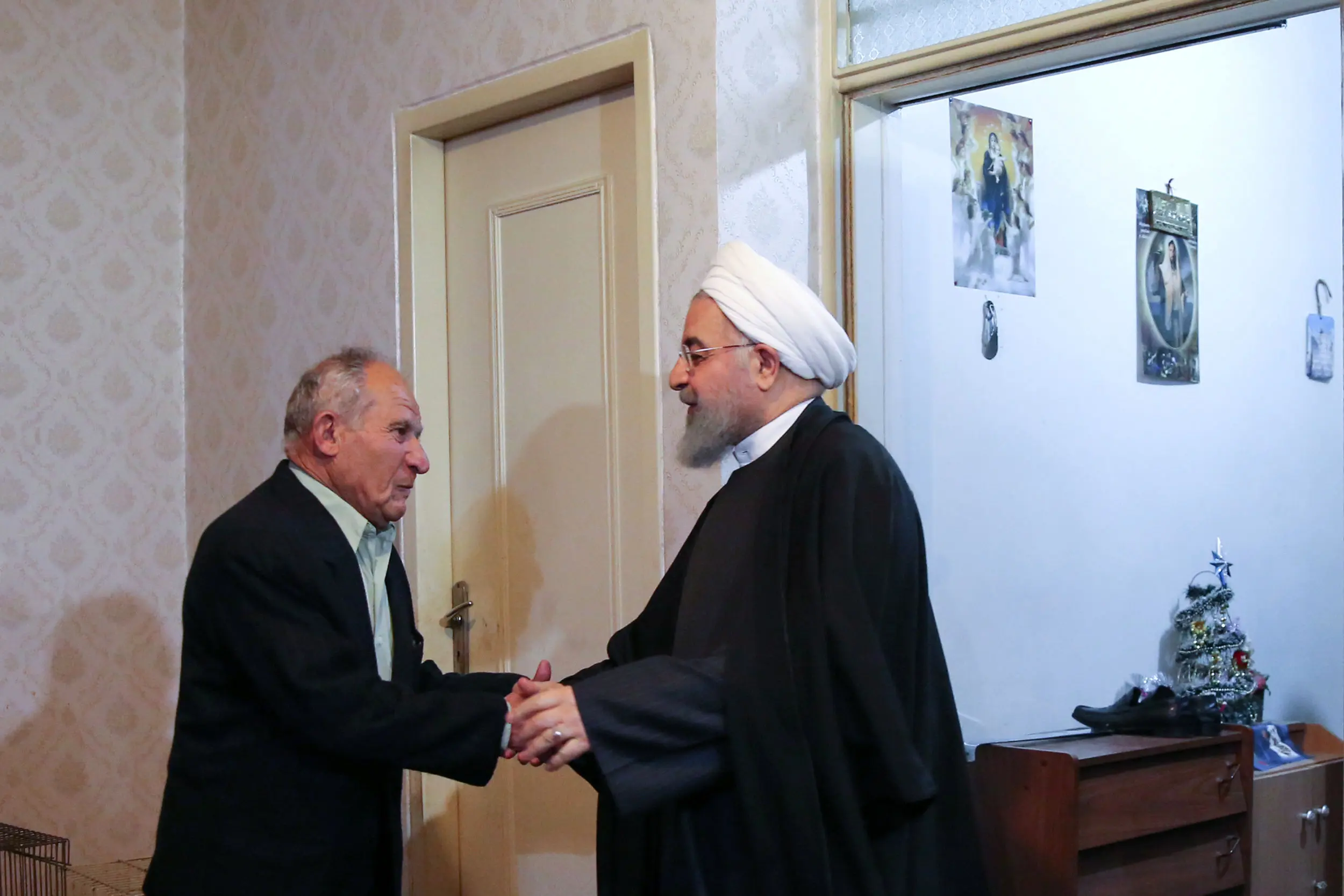 (تصاویر) دیدار روحانی با خانواده شهید ارمنی آلفرد گبری