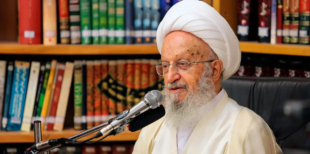 آیت‌الله مکارم: دولت بانوان کارمند را مکلف به رعایت حجاب کند