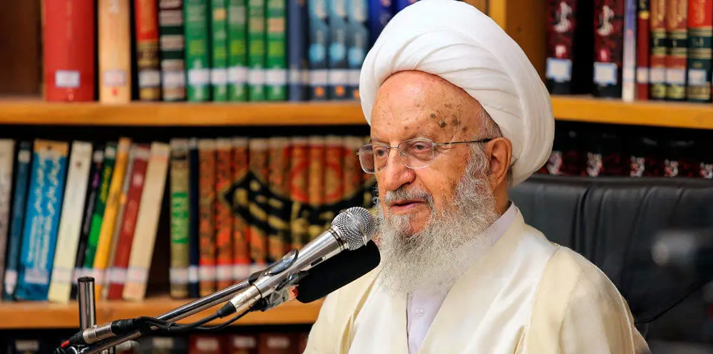 آیت‌الله مکارم: دولت بانوان کارمند را مکلف به رعایت حجاب کند
