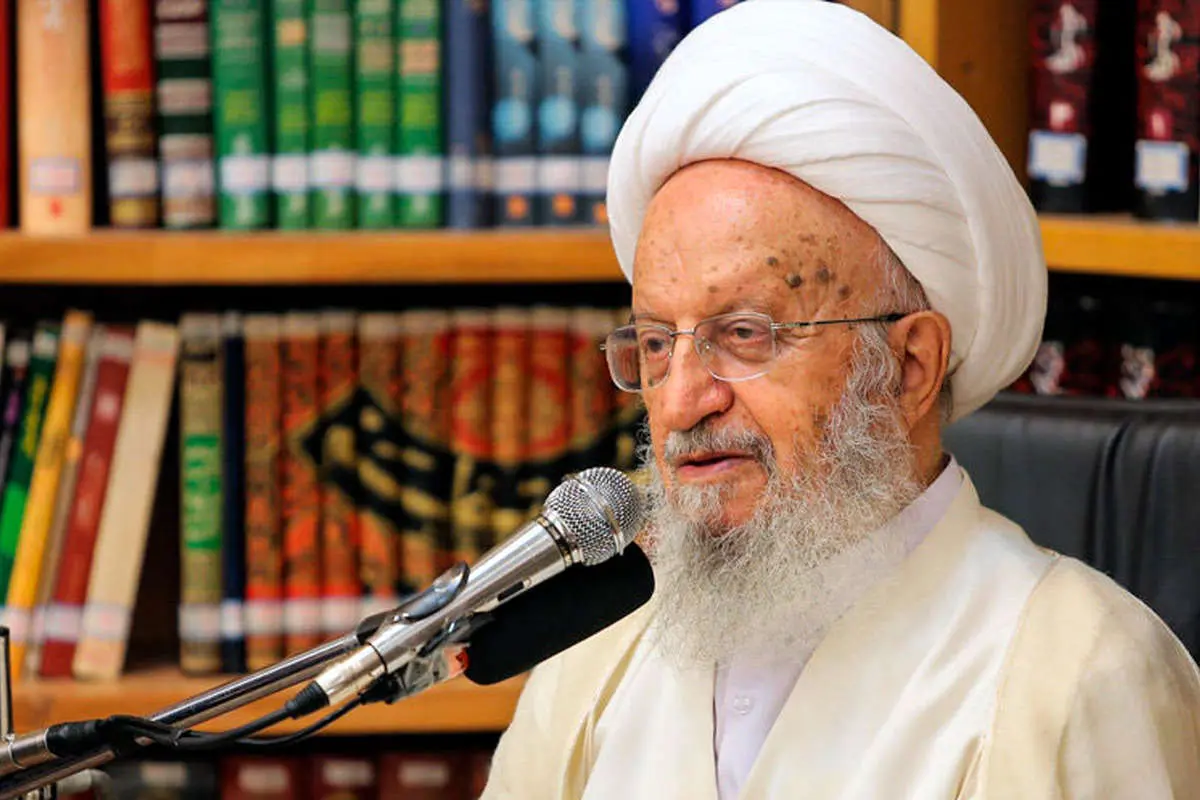 آیت‌الله مکارم: دولت بانوان کارمند را مکلف به رعایت حجاب کند