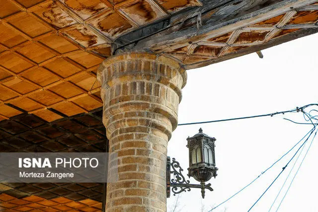 (تصاویر) بار تاریخ جلفای اصفهان روی یک تیر چوبی!