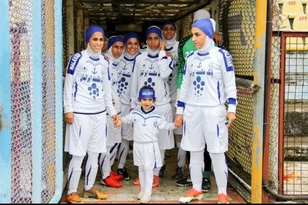 یک روز با طرفداران تیم فوتبال زنان ملوان