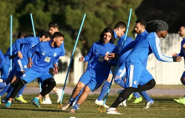 استقلال در آستانه بحران؟