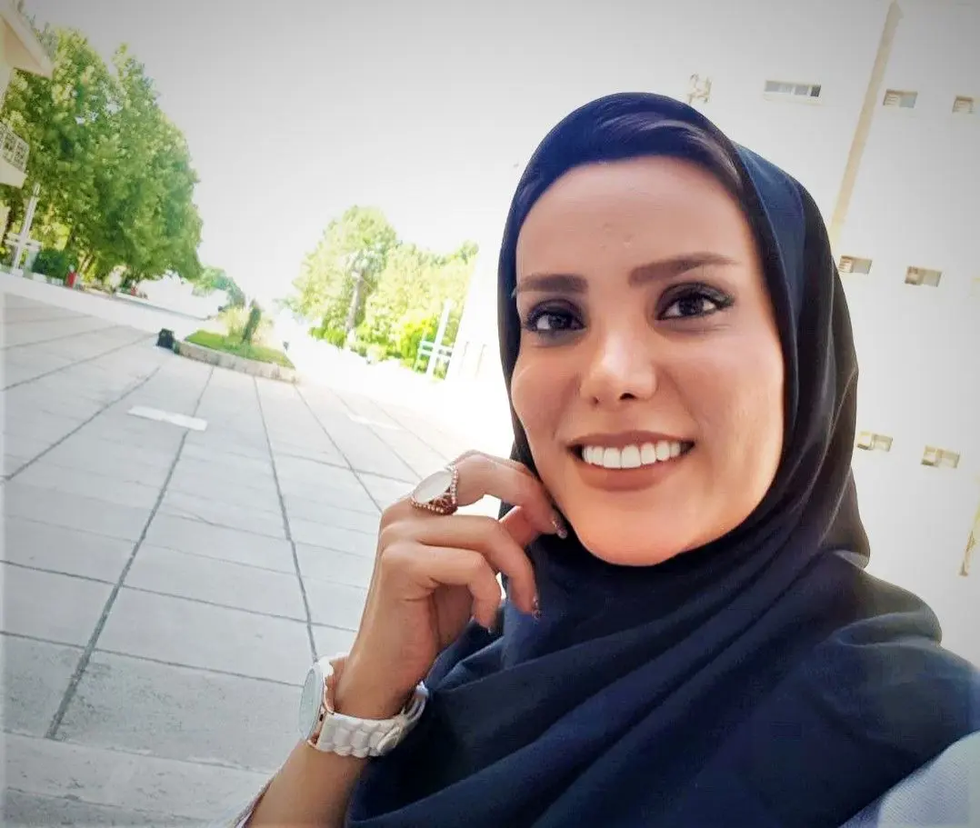 (تصویر) نخستین بانوی استندآپ کمدین ایرانی بر روی صحنه
