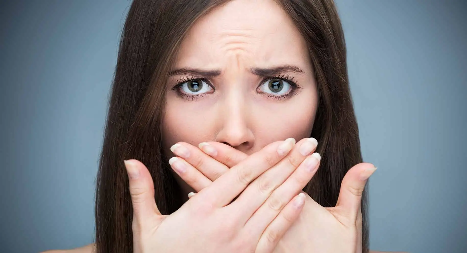 بوی بد دهان نشانه چیست و چگونه می‌توان از شر این بوی بد خلاص شد؟