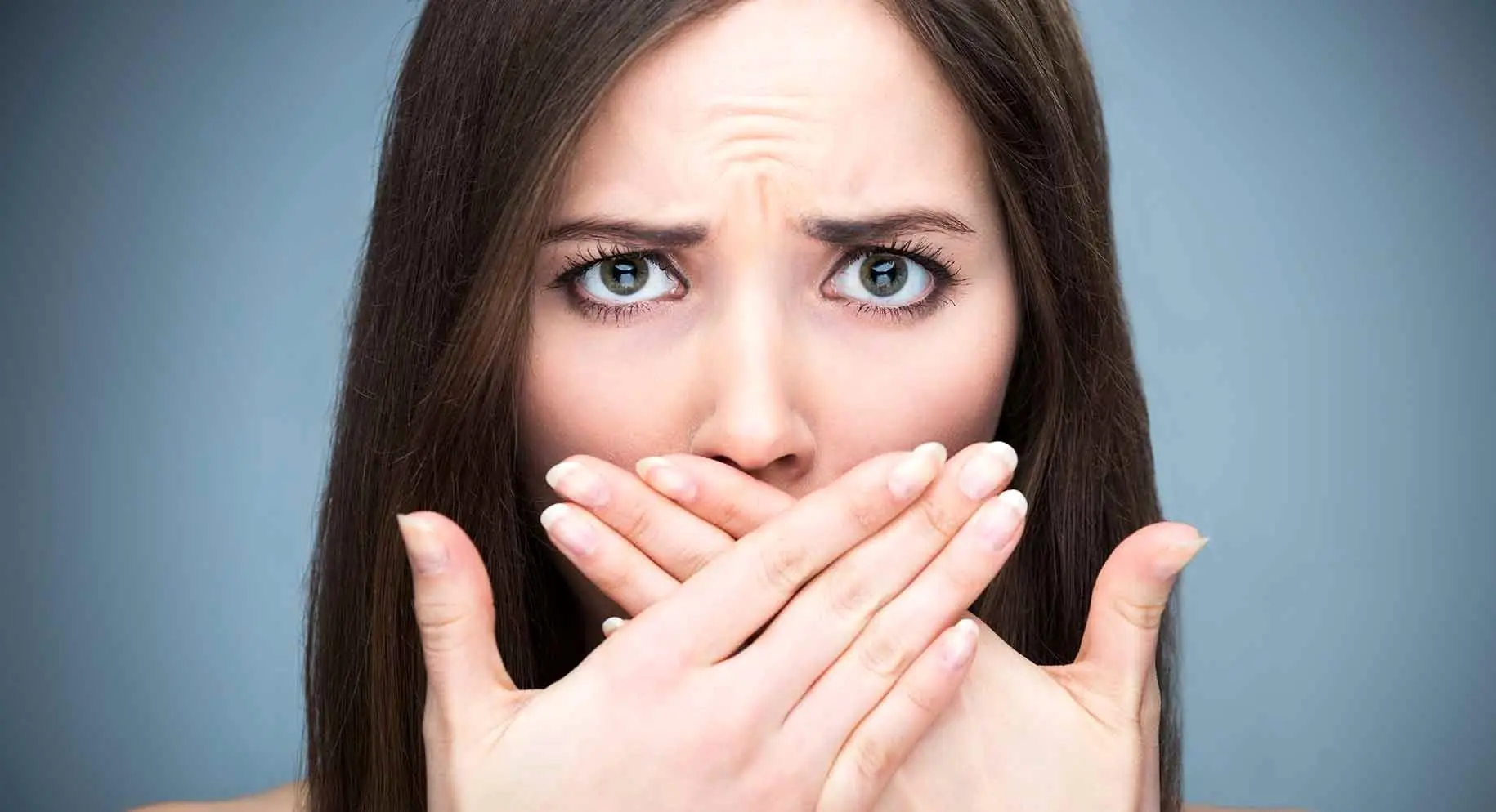 بوی بد دهان نشانه چیست و چگونه می‌توان از شر این بوی بد خلاص شد؟