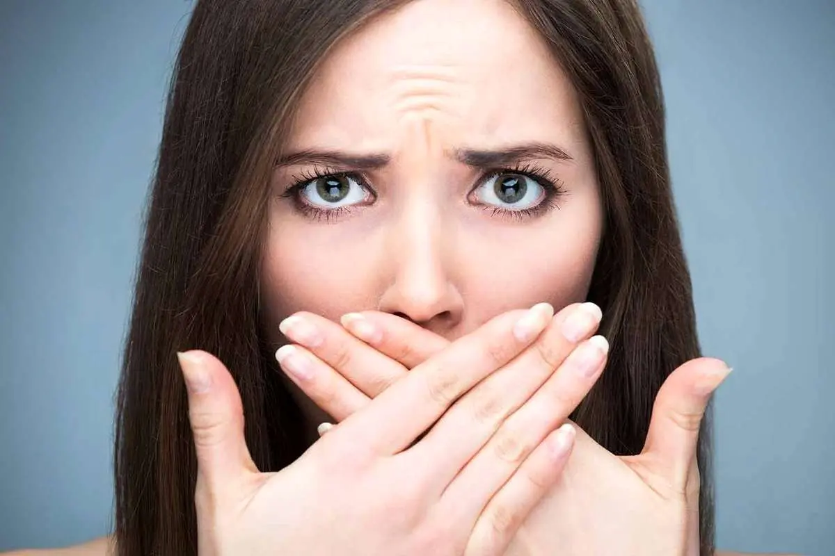 بوی بد دهان نشانه چیست و چگونه میتوان از شر این بوی بد خلاص شد؟