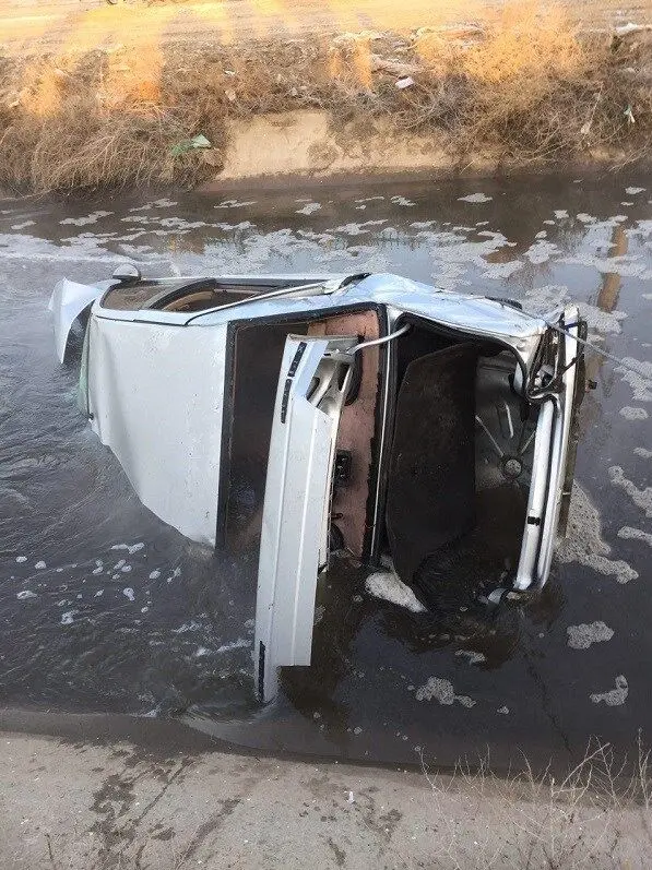(تصاویر) سقوط پژو ۴۰۵ به کانال آب