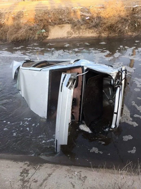 (تصاویر) سقوط پژو ۴۰۵ به کانال آب