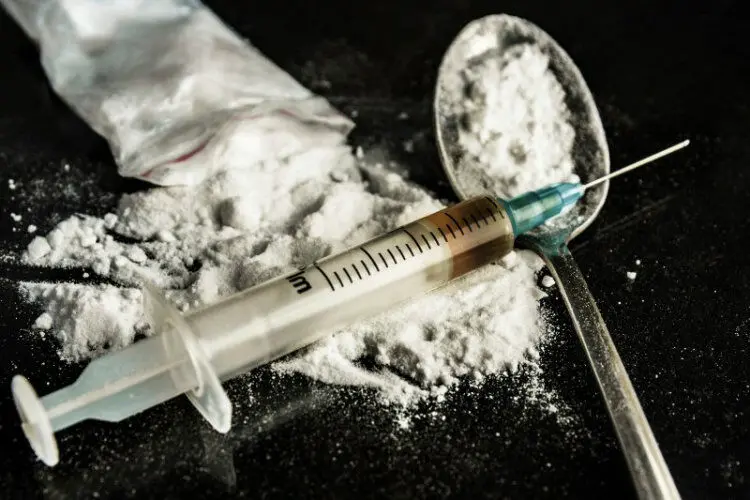 قتل با آمپول هروئین و زدن اثر انگشت مقتول پای قولنامه فروش خودرو!