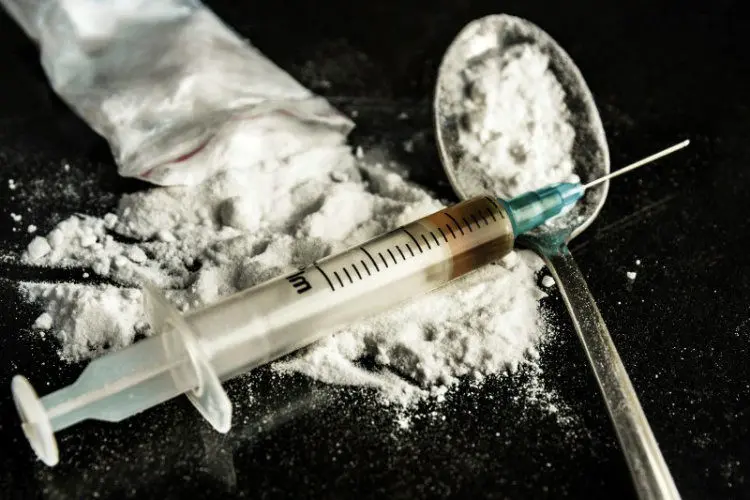 قتل با آمپول هروئین و زدن اثر انگشت مقتول پای قولنامه فروش خودرو!