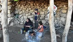 زنی که با ۲ فرزندش در کوه زندگی می‌کنند