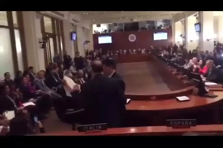 (ویدیو) فعال ضد جنگ، سخنرانی «پامپئو» را به هم ریخت